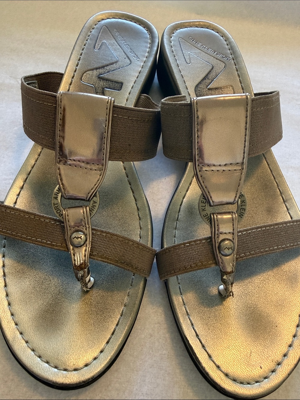 Anne Klein “Kiera” Sandal, size 7M, Taupe/Metallic w/Black Wedge 1” Heel